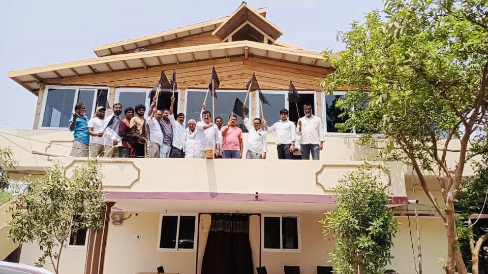 KranthiKiranBRS's tweet photo. వరి ధాన్యం కొనుగోలు విషయంలో కేంద్ర బీజేపీ ప్రభుత్వ వైఖరికి నిరసనగా, గౌరవ సీఎం శ్రీ కేసీఆర్ గారి ఆదేశాల మేరకు,మంత్రి వర్యులు శ్రీ కేటీఆర్ గారి పిలుపు మేరకు పార్టీ శ్రేణులు,రైతులతో కలిసి పోతులబోగూడ గ్రామంలోని మా ఇంటిపై నల్ల జెండాలను ఎగురవేసి నిరసన తెలియజేయడం జరిగింది
#AntiFarmerBJP https://t.co/seJRkjP708