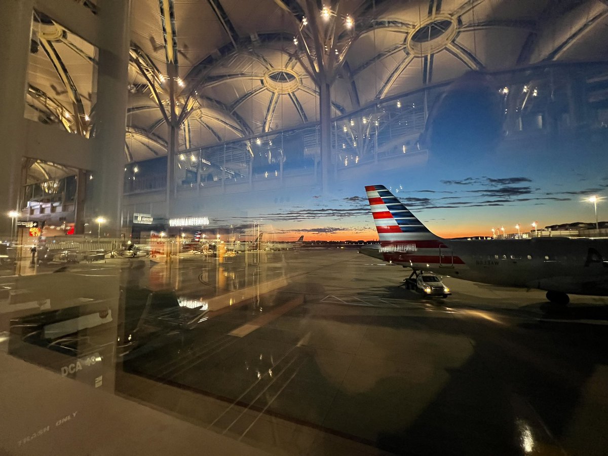 ricedavidw's tweet photo. Good morning, Friday! Take me to Broadway! 
@Reagan_Airport @AmericanAir https://t.co/bMJCRx27cT
