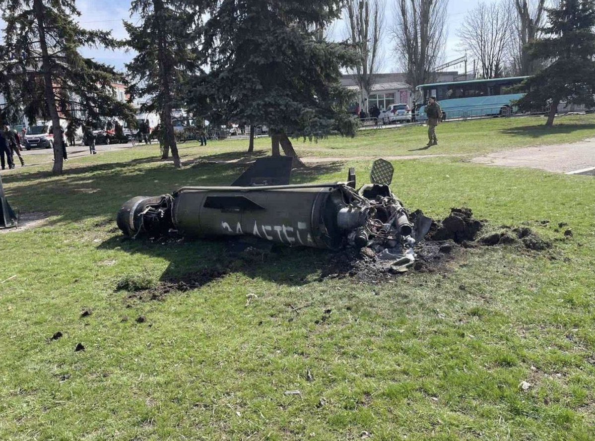 MelSimmonsFCDO's tweet photo. Marking a missile “for children” and then aiming it at fleeing civilians inc children at #Kramatorsk , is an unspeakably brutal 🇷🇺 depravity. https://t.co/6Kf20LVAzF