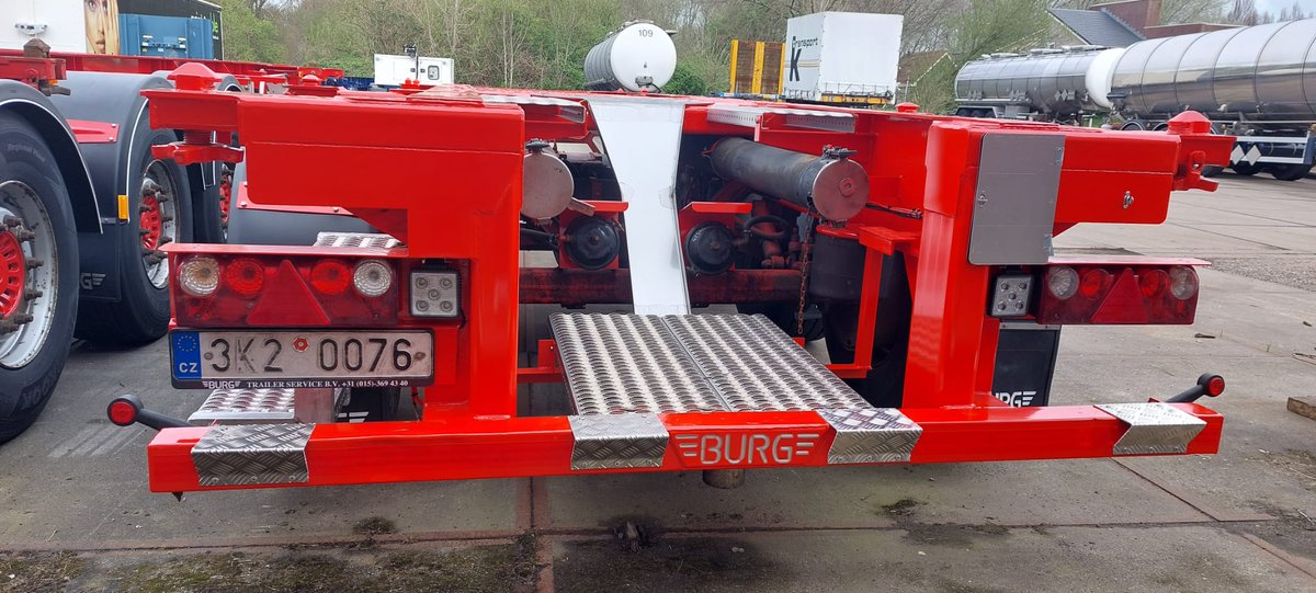 Burgtrailers's tweet photo. Ook Lauterbach kiest voor de #duurzame oplossing door hun oude Burg #containerchassis niet de deur uit te doen maar te laten "updaten".
Achterkant voorzien van een lage opstap, diverse delen vervangen/aangepast en delen van chassis opnieuw gespoten.
#ergonomisch
#transport https://t.co/3ApBi6KShw