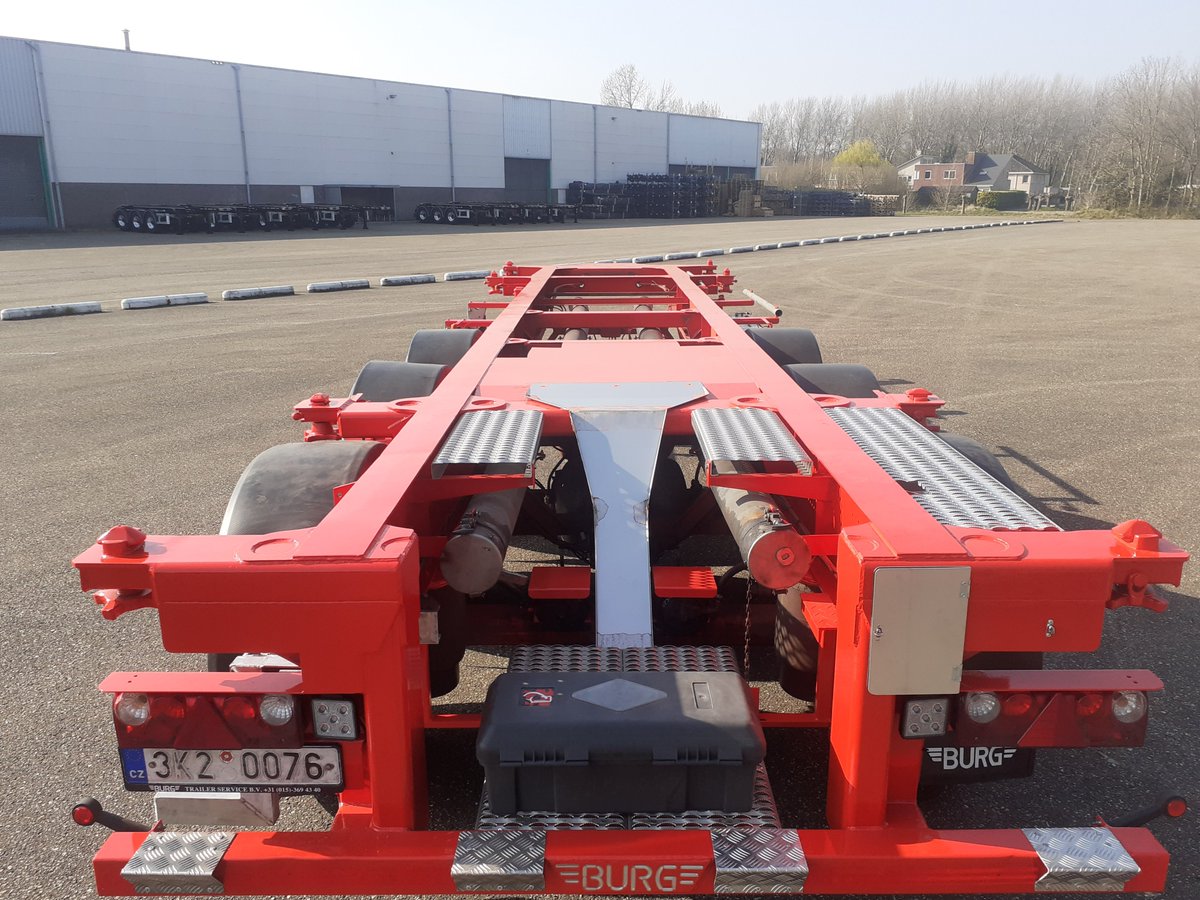Burgtrailers's tweet photo. Ook Lauterbach kiest voor de #duurzame oplossing door hun oude Burg #containerchassis niet de deur uit te doen maar te laten "updaten".
Achterkant voorzien van een lage opstap, diverse delen vervangen/aangepast en delen van chassis opnieuw gespoten.
#ergonomisch
#transport https://t.co/3ApBi6KShw