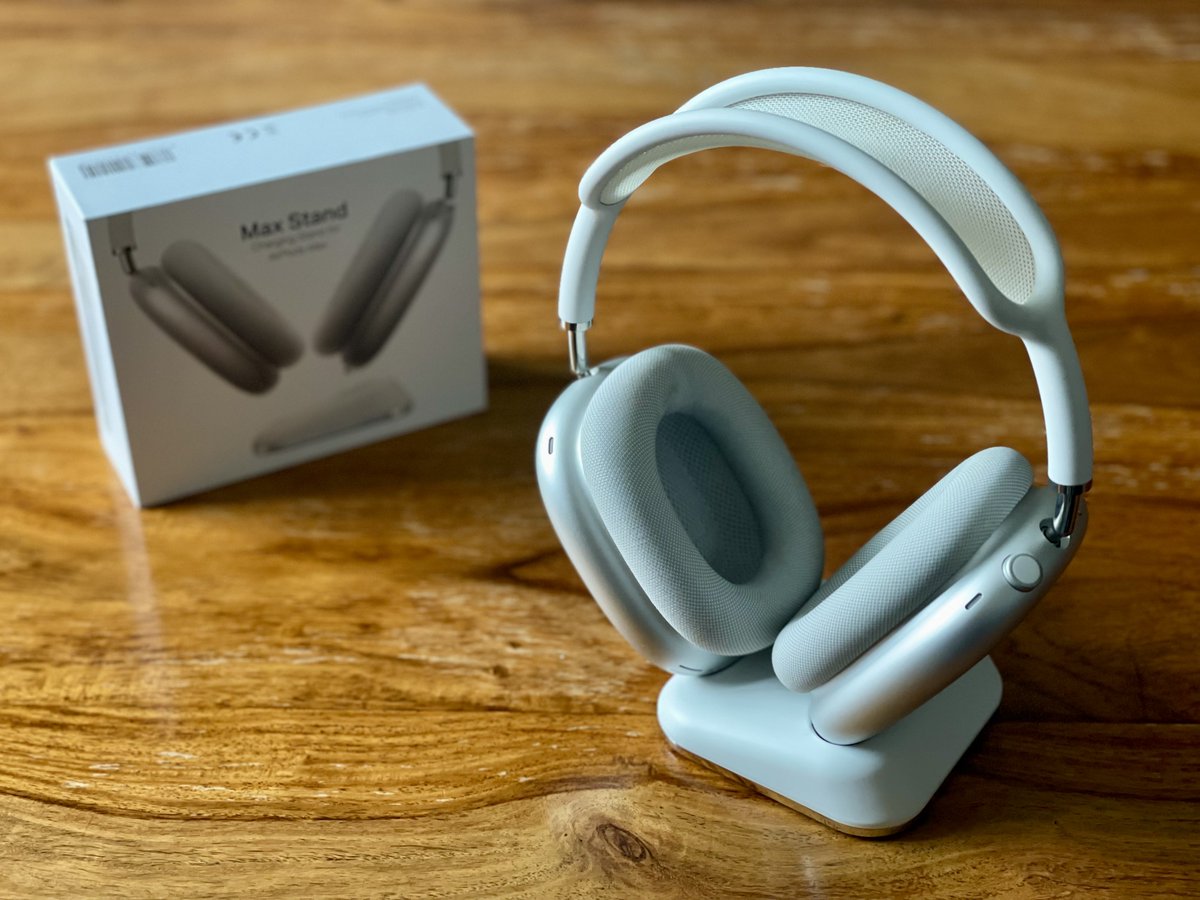 ihxrtlxy's tweet photo. Finally received my long-awaited Max Stand for AirPods Max today. Baffling that Apple didn’t provide a magnetic charging dock like this itself, especially given the nuisances of the Smart Case. @TheMaxStand seems to work very well and could easily pass as a first-party solution. https://t.co/iq9Vua0gHc