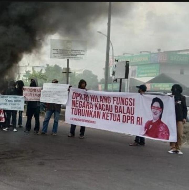 ZeinIbra's tweet photo. Baru Kali ini ada demo Mahasiswa di Makassar, pengguna jalan tdk ada yg mengeluh. Malah berhenti memberi semangat kpd Mahasiswa, pdhl smw berpuasa. Doc : Demo Mahasiswa UMI Makassar 8 April 2022
#DukungMahasiswaMelawan https://t.co/gwOkk9Trm5