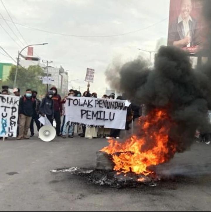 ZeinIbra's tweet photo. Baru Kali ini ada demo Mahasiswa di Makassar, pengguna jalan tdk ada yg mengeluh. Malah berhenti memberi semangat kpd Mahasiswa, pdhl smw berpuasa. Doc : Demo Mahasiswa UMI Makassar 8 April 2022
#DukungMahasiswaMelawan https://t.co/gwOkk9Trm5