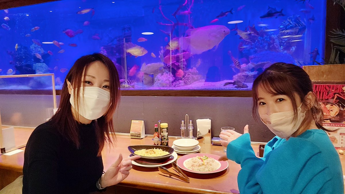 Mar1eMar1ka's tweet photo. 無事にお仕事終わって、まなみんとメヒコのカニピラフとうにパスタで乾杯です♡
めっちゃ女子トークしてる～♡ https://t.co/OciLEZYZE1