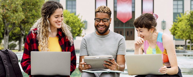 Avec le projet SERVET (SERVices numériques aux ETudiants de l’USMB et de l’UPPA), l’USMB et l’ <a href="/universite_uppa/">Université de Pau et des Pays de l'Adour (UPPA)</a> portent un projet commun de développement de services numériques aux étudiants. 📝bit.ly/3LPAicV