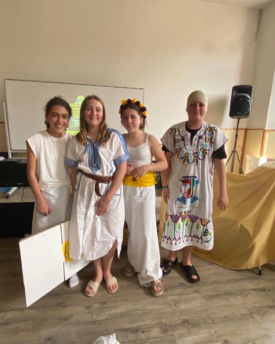 EpiaOlot's tweet photo. A 1r d’Eso tanquem la II+d: Com seria la teva vida si haguessis viscut a l’Antic Egipte? Amb una representació teatral!
#esoolot
#summemolot https://t.co/bJsV0SrMCm