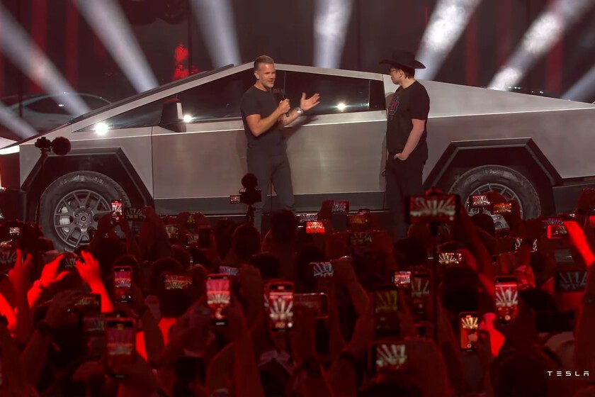 xataka's tweet photo. Elon Musk dice que el Tesla Cybertruck comenzará a venderse en 2023 (y esta vez sí, va en serio, o eso parece) https://t.co/29wV5MZRKQ https://t.co/M66seT2Hl4