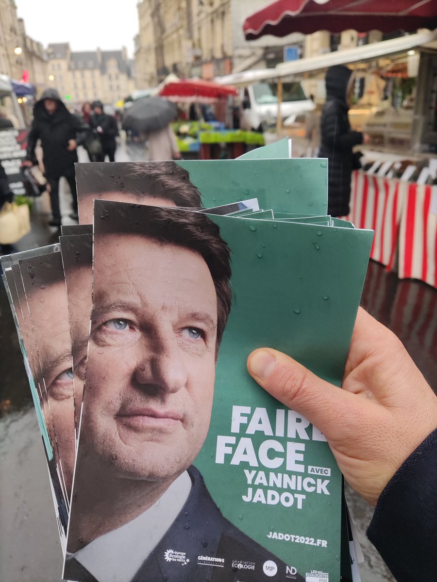 Dernier marché à #Caen pour défendre le vote de conviction pour @yjadot !
Humide mais accueillant :)
#Jadot2022