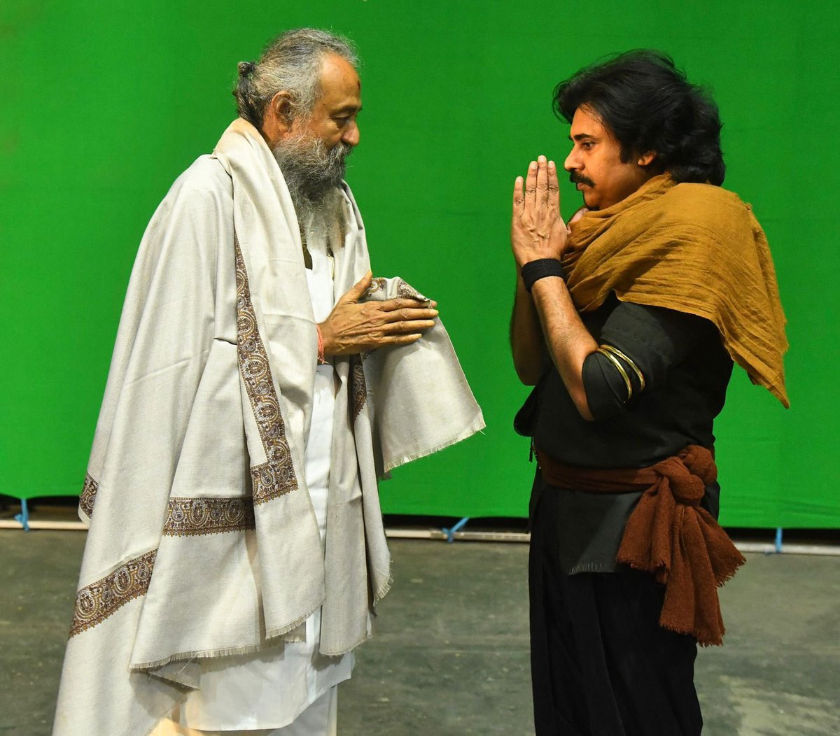MegaSuryaProd's tweet photo. #HariHaraVeeraMallu shri @PawanKalyan garu felicitates the Legendary Art Director Padma Shri #ThotaTharani garu who is giving immense life to the sets as the shoot of @HHVMFilm resumes today 🤩

@DirKrish @AgerwalNidhhi @mmkeeravaani @AMRathnamOfl @ADayakarRao2 https://t.co/R83lFOtG2W
