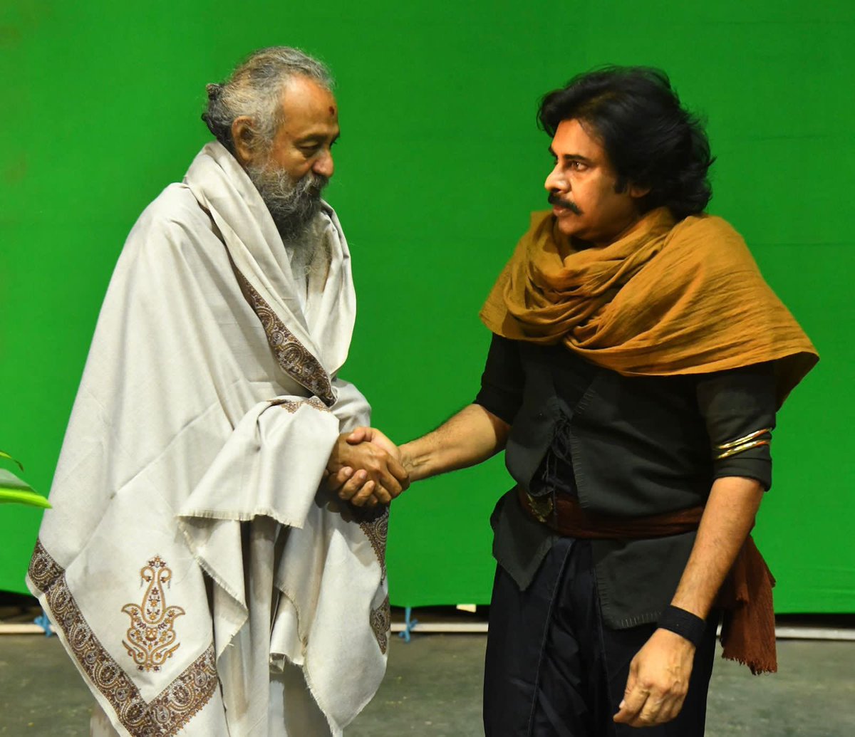 MegaSuryaProd's tweet photo. #HariHaraVeeraMallu shri @PawanKalyan garu felicitates the Legendary Art Director Padma Shri #ThotaTharani garu who is giving immense life to the sets as the shoot of @HHVMFilm resumes today 🤩

@DirKrish @AgerwalNidhhi @mmkeeravaani @AMRathnamOfl @ADayakarRao2 https://t.co/R83lFOtG2W