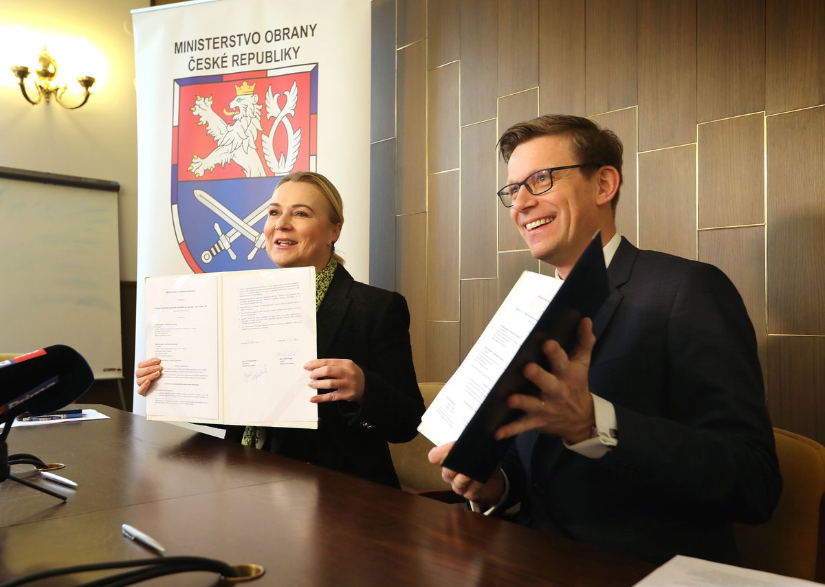 Užší spolupráce mezi <a href="/min_dopravy/">Ministerstvo dopravy</a> a <a href="/ObranaTweetuje/">Ministerstvo obrany</a>  při rozvoji užívání dronů pro vojenské i civilní užití. To stvrdili ministři <a href="/makupka/">Martin Kupka</a> a <a href="/jana_cernochova/">Jana Černochová</a> dnešním podpisem společného memoranda.