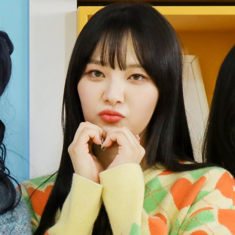 hourlymoonsua's tweet photo. i want to pinch her cheeks 😊 

#MOONSUA #SUA #문수아 https://t.co/tkE5Yo4snf