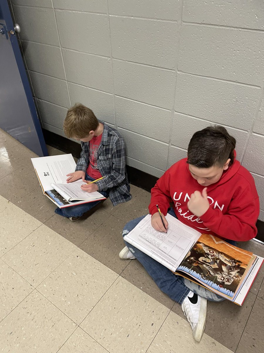 JennaFleming81's tweet photo. Ss collaborated digging through the text to determine which evidence best supports the main idea. Content+Skills+Collaboration=⚡️ #fleming5thforce @WeAreUnionSTEAM @CurriculumMatrs @WitWisdomELA https://t.co/ESs8JFrjhe