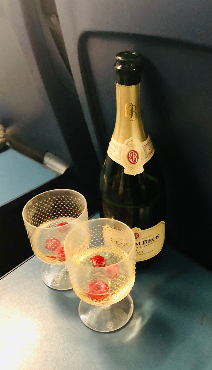A beautiful example of how to travel in style on #Eurostar #ES9014 this morning! 🍾🥂😍