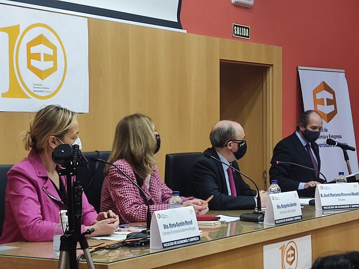 ngarciacasarejo's tweet photo. Entrega de la #InsigniaHonor de la #FEE al Colegio de Economistas @EconomistasOrg @fed_economistas de #Aragón en el día de l Facultad de #FECEM @FECEM_unizar @delegacionFECEM entrega @Jm_M63 Decano #FEE Enhorabuena por el reconocimiento!! https://t.co/CEHf7sTxG3