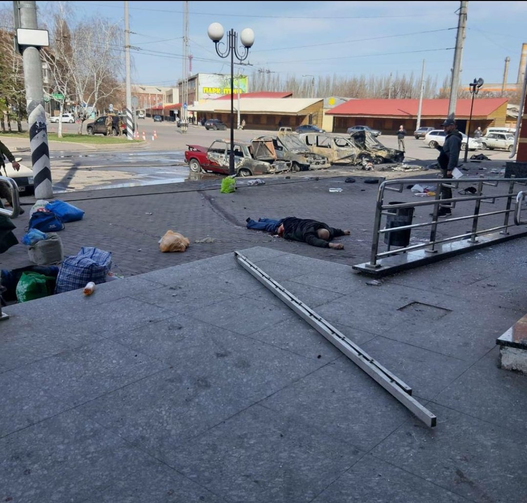 Ataque contra la estación de tren de Kramatorsk, de donde cientos de personas huían por la ofensiva rusa al Donbás. Al menos 39 muertos y decenas de heridos. Unas 4000 personas (sobre todo,menores y mujeres) esperaban en la estación ser evacuadas, según las autoridades
📷Бабель👇🏼