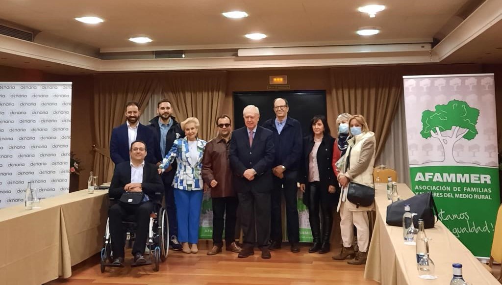 DenariaPlatform's tweet photo. 📣 @AFAMMERmujer se incorpora a la #PlataformaDenaria para defender el #efectivo como herramienta de inclusión social en entornos rurales. 
🖊️@JavieruperezEmb, presidente de #Denaria y @QuintanillaCarm, presidenta de #AFAMMER, han firmado esta mañana. https://t.co/LN2ZWoRc8U
