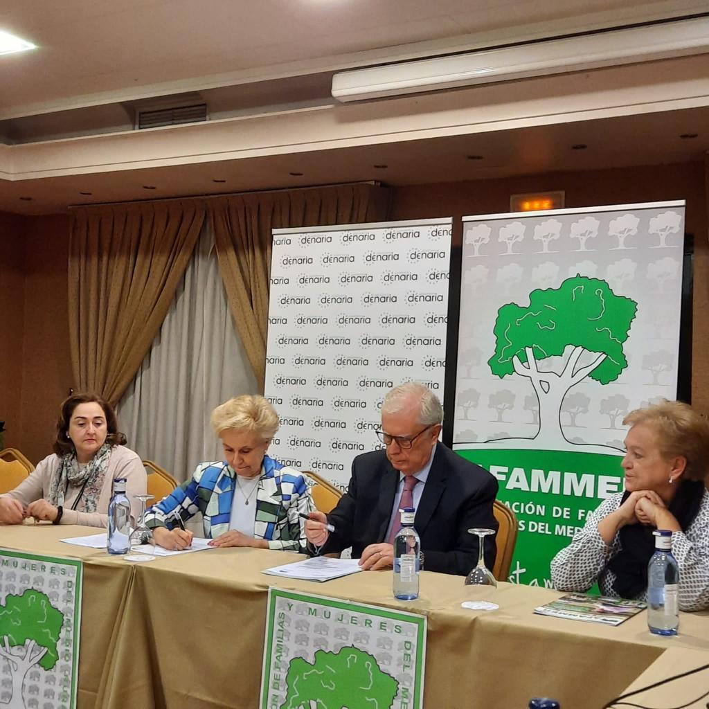 DenariaPlatform's tweet photo. 📣 @AFAMMERmujer se incorpora a la #PlataformaDenaria para defender el #efectivo como herramienta de inclusión social en entornos rurales. 
🖊️@JavieruperezEmb, presidente de #Denaria y @QuintanillaCarm, presidenta de #AFAMMER, han firmado esta mañana. https://t.co/LN2ZWoRc8U