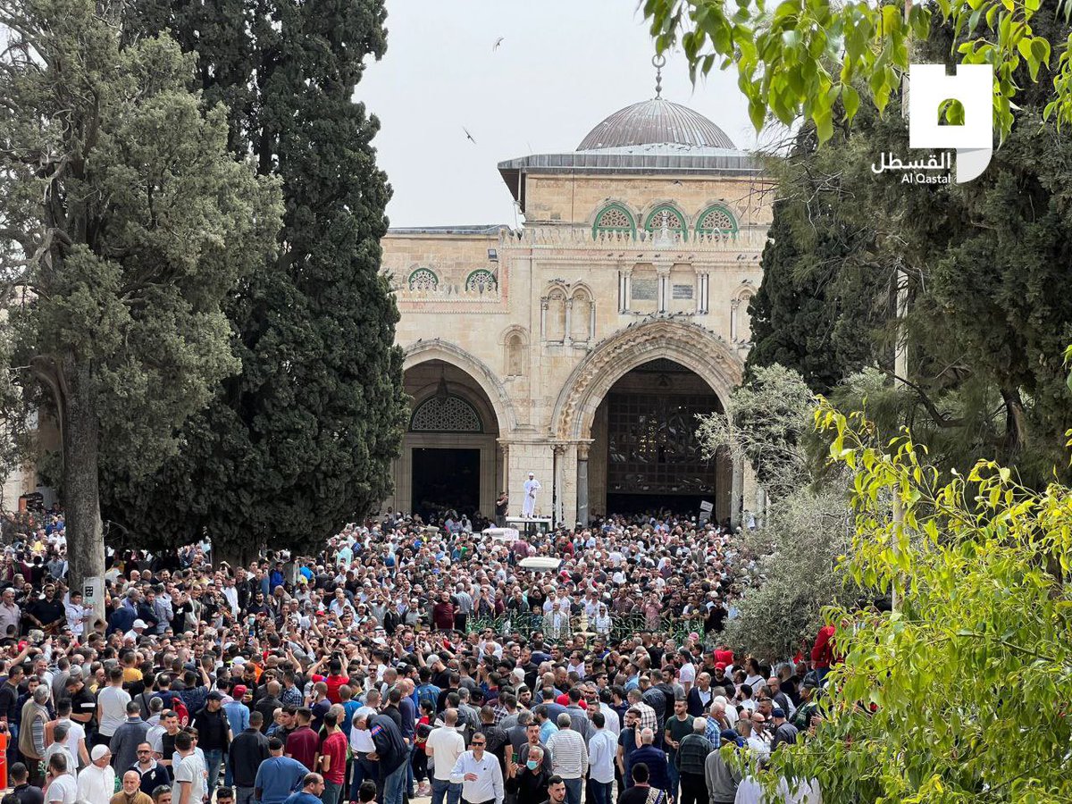 Timesofgaza's tweet photo. The first Friday prayer of Ramadan at al-Aqsa mosque, Jerusalem. https://t.co/1QnTvpOt3V