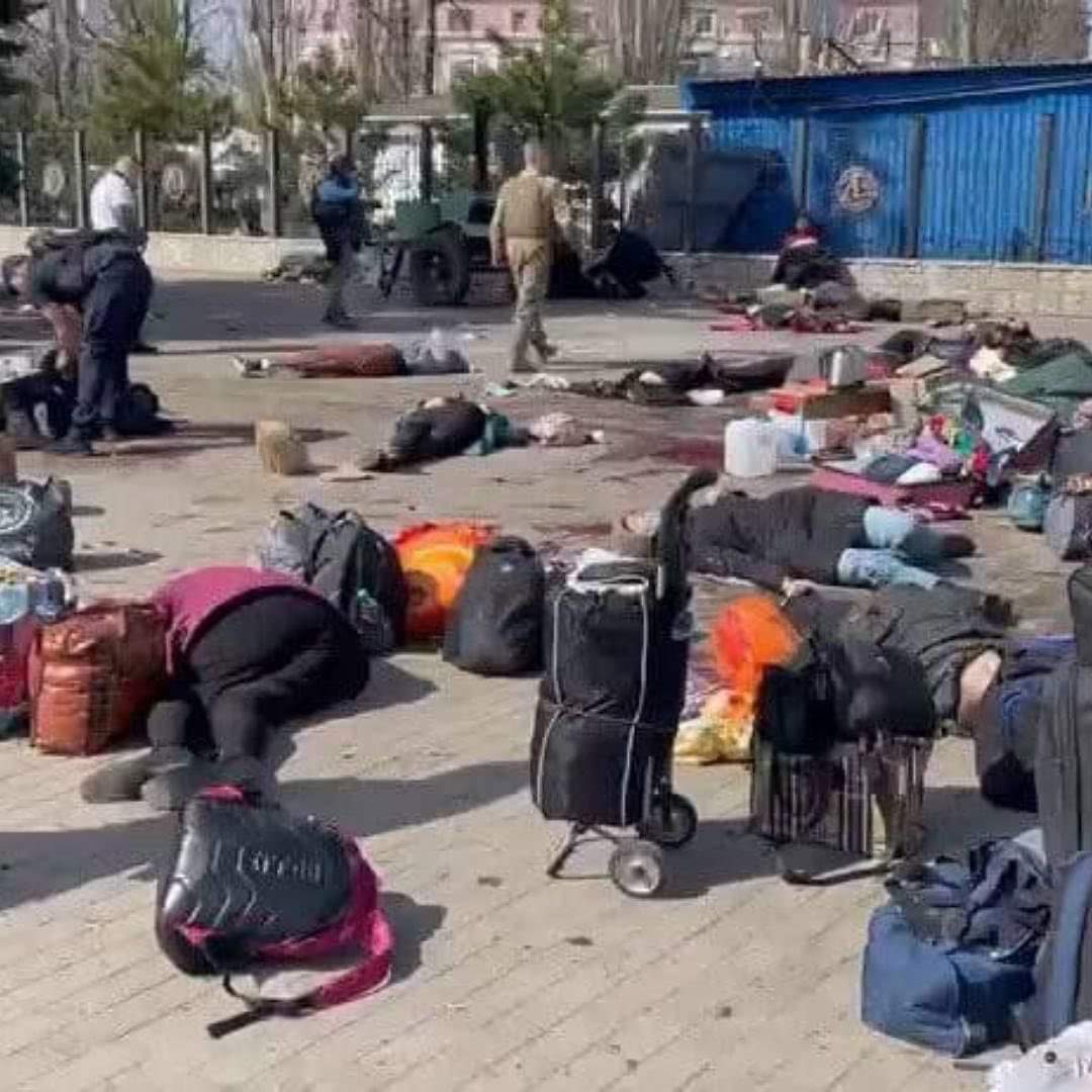 Russian artillery continues to hit those fleeing trying to escape the conflict. They hit the #Kramatorsk railway station with an Iskander rocket: nearly 40 dead and 100 wounded. #RussiaWarCrimes