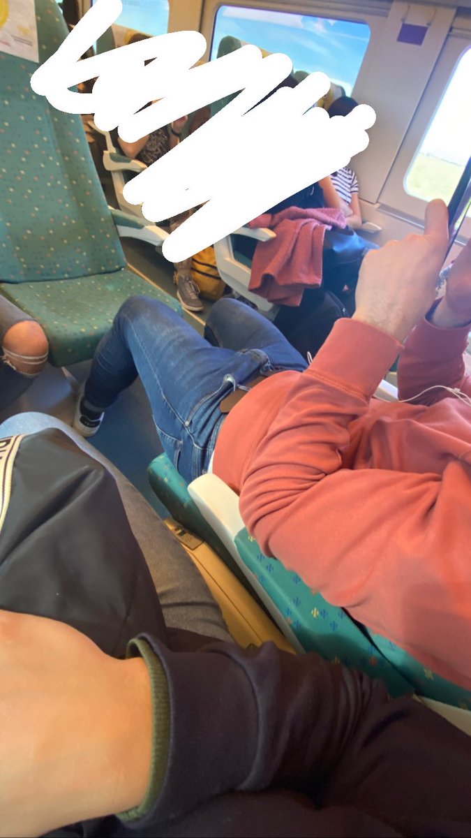 andreallorensg's tweet photo. 4h i mitja sentà al costat d'un tio que es pensa que el tren és sencer per a ell. https://t.co/vnVnNmNbmt