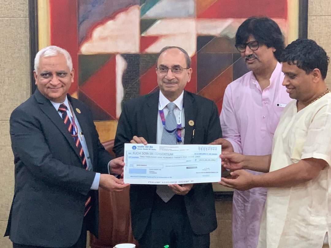 आज रुचि सोया हुआ ऋण मुक्त!
 SBI के Chairmanश्री दिनेश कुमार खारा 29,25,00,00,000 रुपए (Two thousand nine hundred twenty five crore)का cheque handover किया गया। नमन है स्वामी जी के पुरुषार्थ को! नमन है लोगों के विश्वास को! और नमन है नए इतिहास को! <a href="/Ach_Balkrishna/">Acharya Balkrishna</a> <a href="/yogrishiramdev/">स्वामी रामदेव</a>