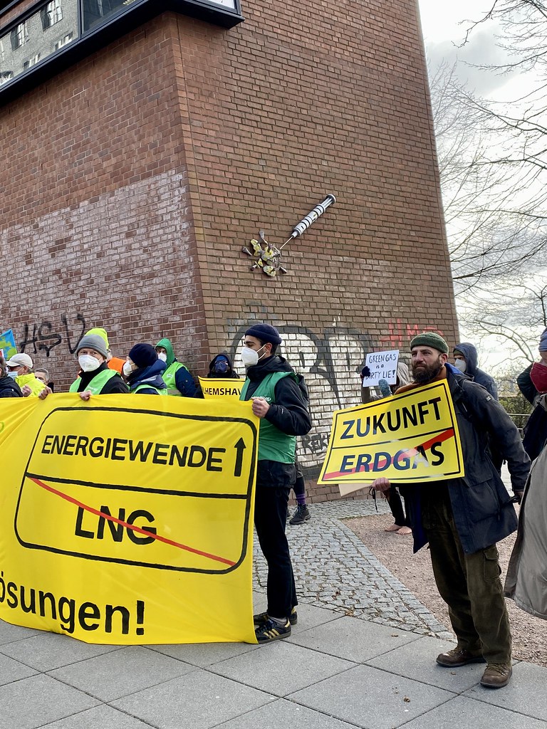 GheorghiuAndy's tweet photo. Today in Hamburg! We stand united against #climate hostile #LNG infrastructure in Germany! @robin_wood @SaschaBay @Umwelthilfe @bund_hh @schaefer_hh #NotHereNotAnyWhere #OffFossilFuelsNow #NoLNG #NoRoomForGas @ssteingraber1 @SaveRGVfromLNG @EnvironmentTex @elidaic https://t.co/EE4np951dC
