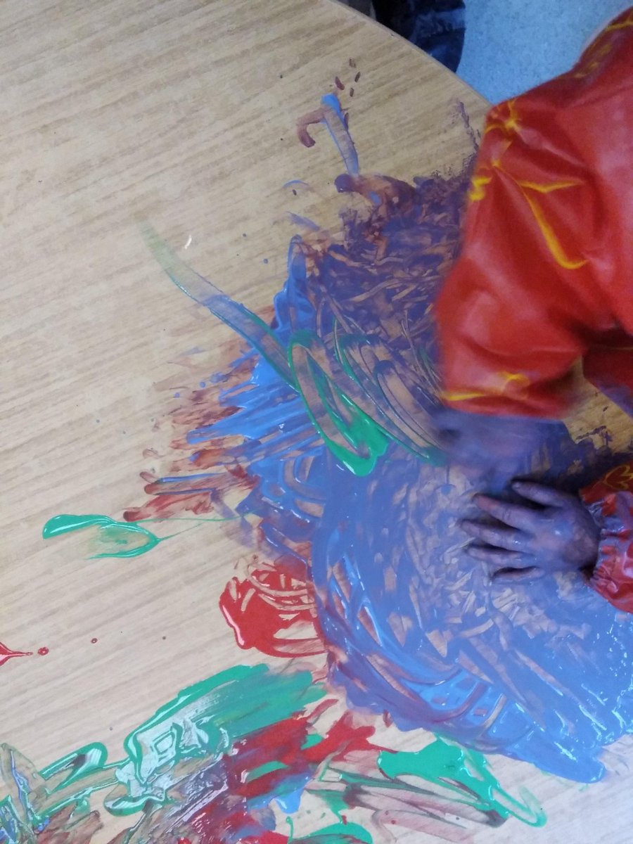 FreshlingsUCSP's tweet photo. Bumblebees have been having lots of fun getting messy and exploring the feel of paint. https://t.co/gf3n20VGLf