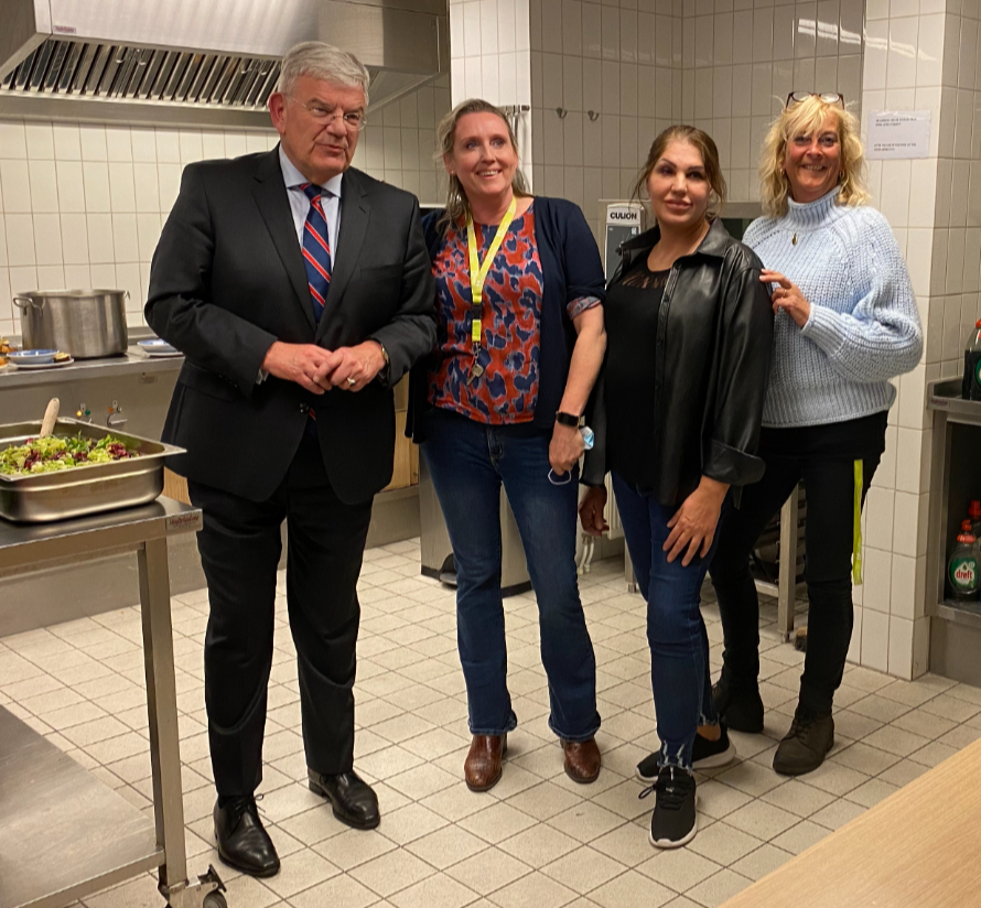 ➡️ middin.nl/meedoen-met-al… Serginio is trots wil dat graag laten zien. Daarom schreef hij een brief aan burgemeester van Zanen en hem uit te nodigen. #denhaag #burgemeester #middinhetleven #koken #keukenbrigade #bezoek