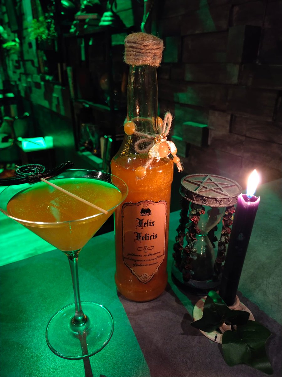 LosTresCalderos's tweet photo. ¿Quieres que tu fin de semana sea perfecto? Ven a tu restaurante mágico favorito y pídete nuestro cóctel Felix Felicis, una poción muy difícil de preparar también conocida como "suerte líquida" ✨🍸 https://t.co/HnsnIguG6Q