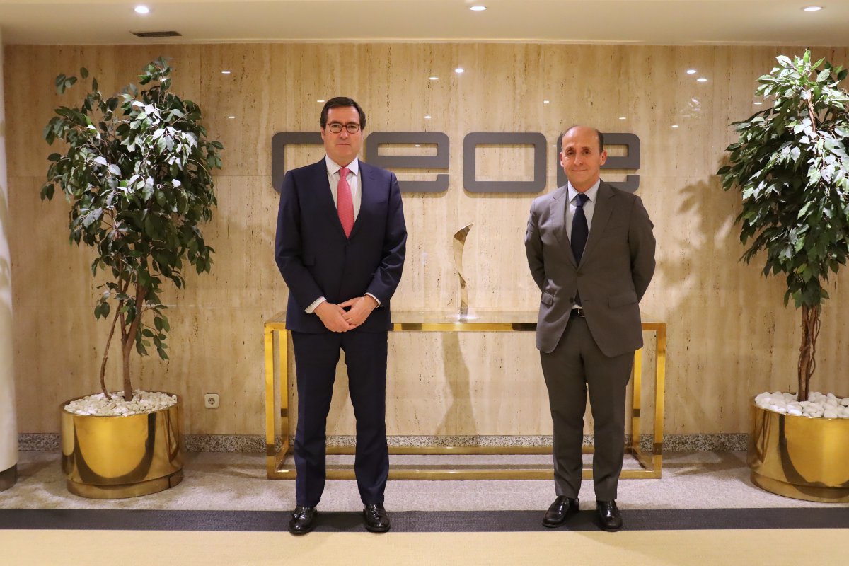 Asefapi_Es's tweet photo. El Presidente de @CEOE_ES , Antonio Garamendi, ha dado la bienvenida a ASEFAPI a la Confederación. El Presidente de ASEFAPI, Francisco Perelló, presentó la situación del sector y sus principales preocupaciones.
#asefapi #ceoe #pinturas #tintasdeimprimir https://t.co/Tk82hvzKRu