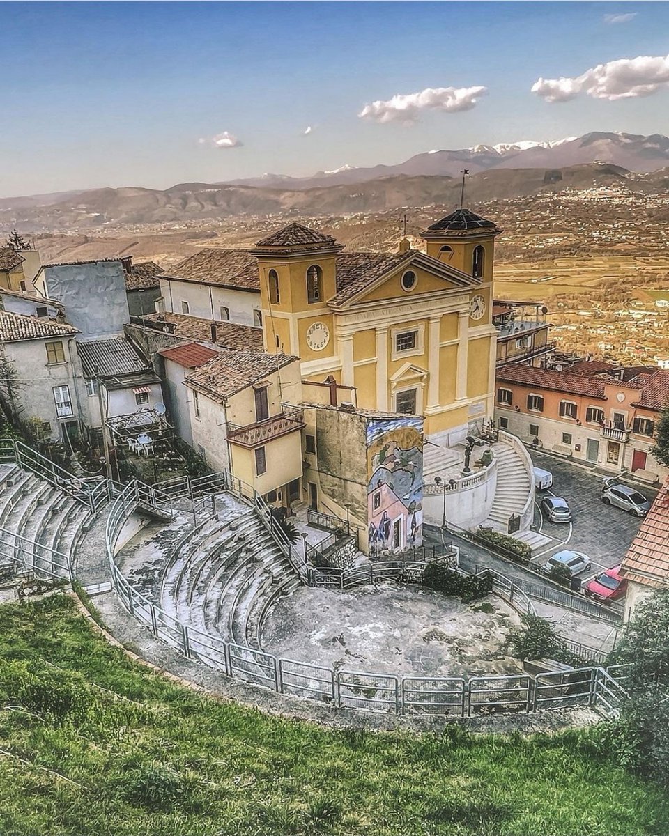 visit_lazio's tweet image. #Morolo è un borgo sui #montiLepini con sorpresa! Tra il #CastelloColonna e la #ChiesaDiSantaMariaAssunta, si celano 250mq di #murales sull’emigrazione in America nel 1900. Fausto Mancini lo creò nel 1984 quando quest'arte era poco nota in Italia

📸 Ig @chiara__carla
#LazioIsMe