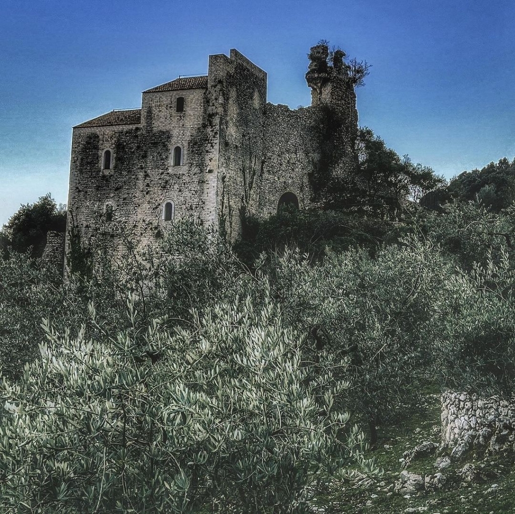 visit_lazio's tweet image. #Morolo è un borgo sui #montiLepini con sorpresa! Tra il #CastelloColonna e la #ChiesaDiSantaMariaAssunta, si celano 250mq di #murales sull’emigrazione in America nel 1900. Fausto Mancini lo creò nel 1984 quando quest'arte era poco nota in Italia

📸 Ig @chiara__carla
#LazioIsMe