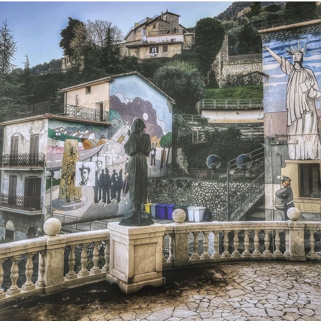 visit_lazio's tweet image. #Morolo è un borgo sui #montiLepini con sorpresa! Tra il #CastelloColonna e la #ChiesaDiSantaMariaAssunta, si celano 250mq di #murales sull’emigrazione in America nel 1900. Fausto Mancini lo creò nel 1984 quando quest'arte era poco nota in Italia

📸 Ig @chiara__carla
#LazioIsMe