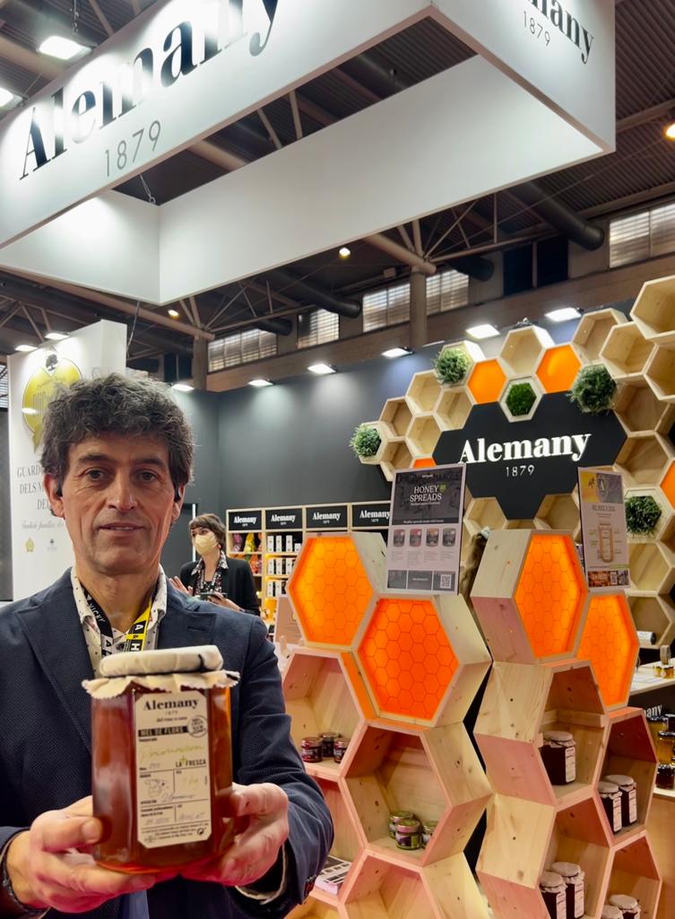 alemany1879's tweet photo. A #Alemany1879 estem de ressaca emocional de l' @AlimentariaBCN!  ✨

Molt contents de poder-hi participar un any més i de la bona rebuda que ha tingut el nou projecte #delruscacasa,  el nou concepte de consum per subscripció per adquirir mel de temporada. 

#UniversAlemany https://t.co/OiYVjXKPll