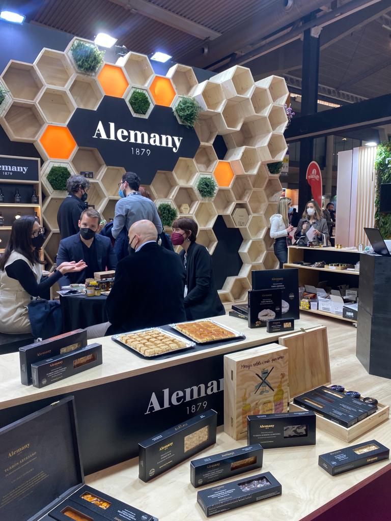 alemany1879's tweet photo. A #Alemany1879 estem de ressaca emocional de l' @AlimentariaBCN!  ✨

Molt contents de poder-hi participar un any més i de la bona rebuda que ha tingut el nou projecte #delruscacasa,  el nou concepte de consum per subscripció per adquirir mel de temporada. 

#UniversAlemany https://t.co/OiYVjXKPll