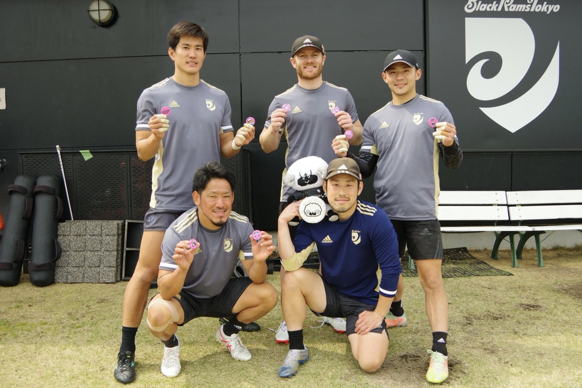 RICOH_BlackRams's tweet photo. 【新商品のお知らせ】#LUCKSTOCK さん描き下ろしビジュアル& #ラムまる のイラストを使用したオリジナル缶マグネットが完成✨
試合会場内でのガチャガチャ販売の他、公式SNSフォローやイベント参加、アンケート回答などでプレゼントいたします🎶
サイズ感は画像3枚目をご確認ください👀✅ https://t.co/lMevRjiSd0