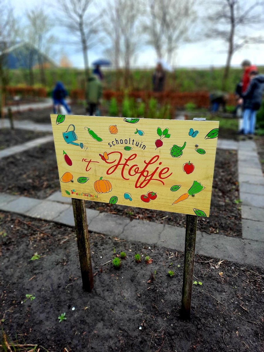 GooiseDalton's tweet photo. Onze leerlingen uit groep 5 mogen en kunnen weer naar de schooltuin! Dank aan de ouders en de vrijwilligers. Wij zijn benieuwd wat er de komende periode gezaaid, onderhouden en geoogst wordt.
#lerenisleuk #buitenleren #schooltuin #deMeent https://t.co/1oOmys90RP