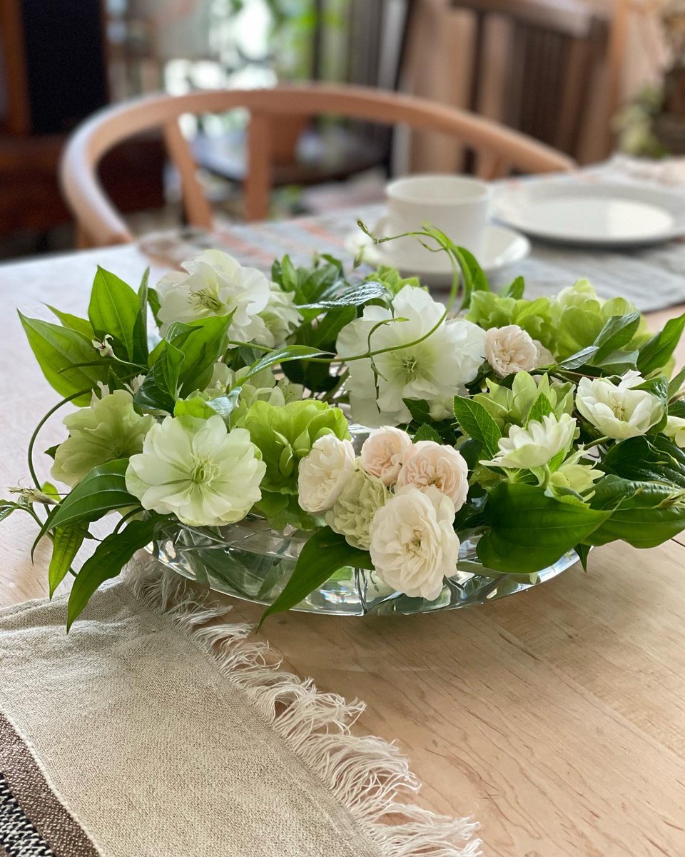 amicaflower's tweet photo. 昨日の“プラスチック製品を使わないアレンジ”のホワイトグリーン。お問合せもいただいた手法についてはMLクラブのワークショップにてお伝えしますね。短い花や水揚げの難しい素材も簡単に長く楽しんでいただけるアレンジメントです。
#クリスマスローズ #利休草 #libeco #花のある暮らし #芦屋 https://t.co/PGJPuGTgLO
