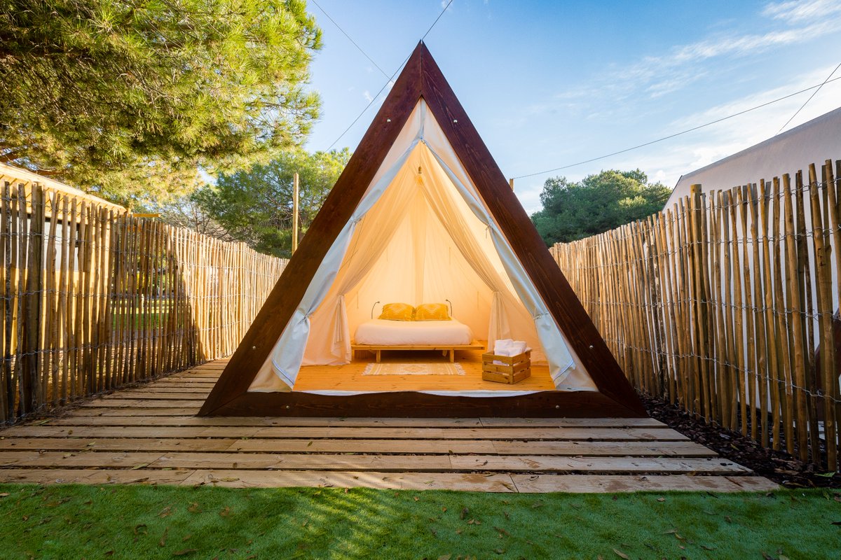 ¿Te apetece ir de acampada pero no tienes tienda? En <a href="/CampingGarrofer/">Camping El Garrofer</a> te lo ponen muy fácil con sus tiendas #glamping para dos personas 💚🤩
#campingsbarcelona #escapadasemanasanta