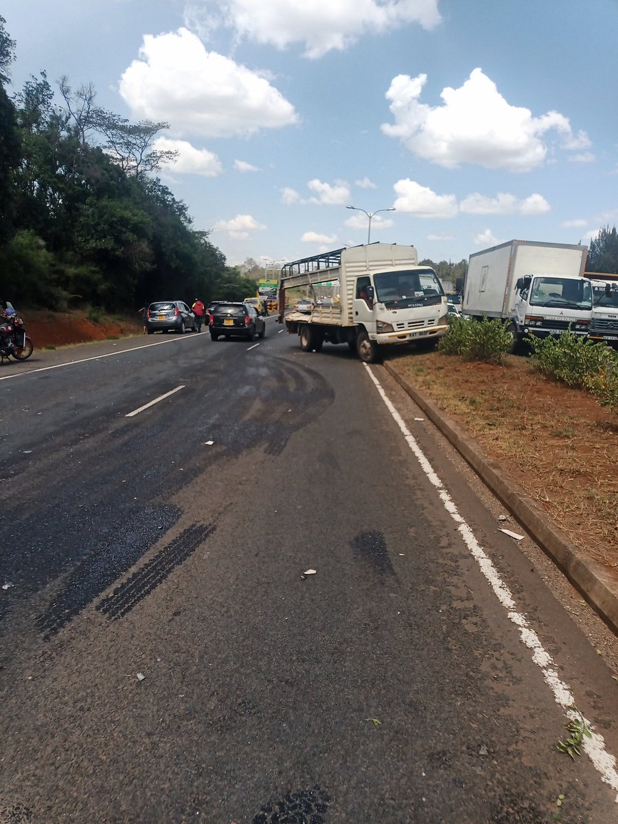 rowbowsteve's tweet photo. @Ma3Route bad accident at southern bypass right now https://t.co/EHQCZ2KIcm