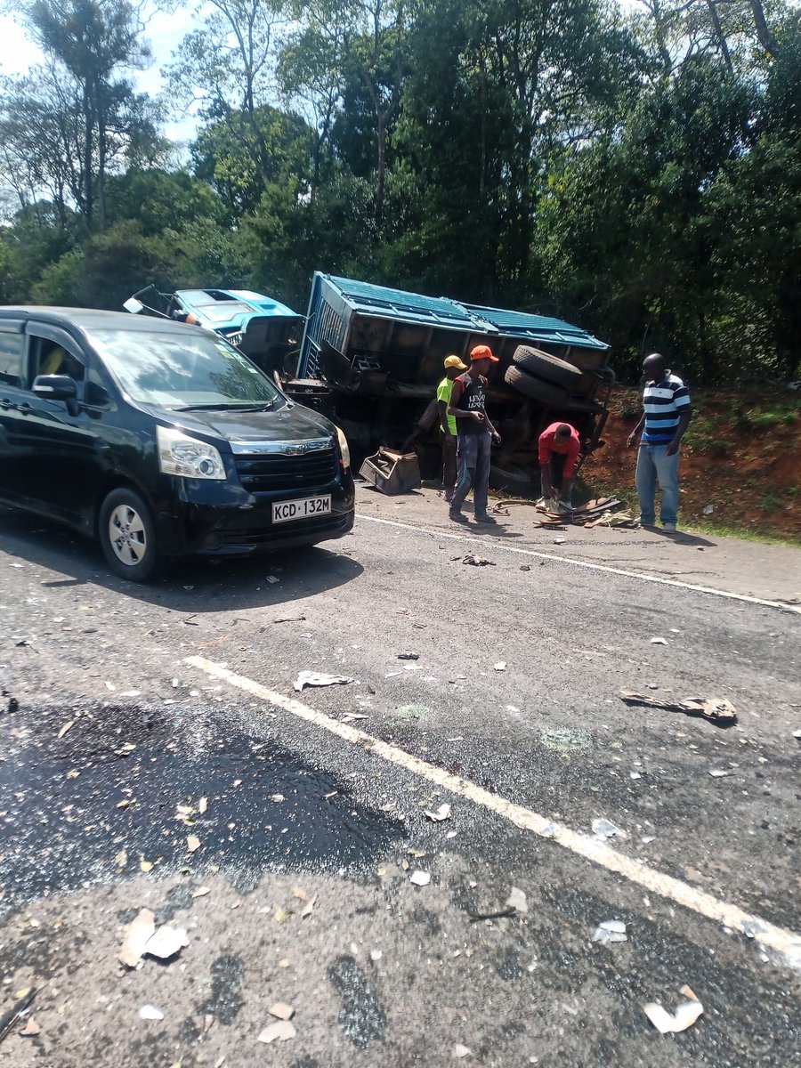 rowbowsteve's tweet photo. @Ma3Route bad accident at southern bypass right now https://t.co/EHQCZ2KIcm