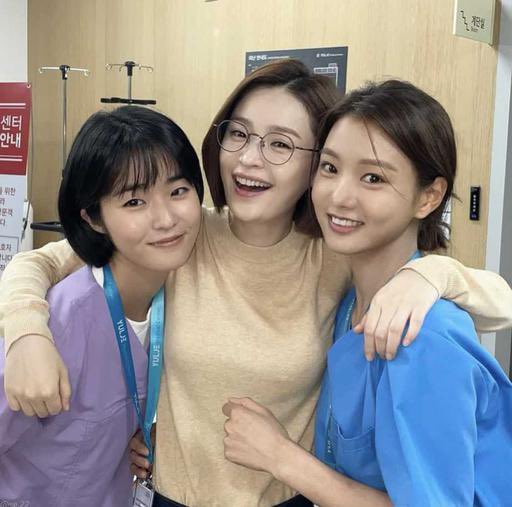 smolmidoring's tweet photo. everyone not knowing chae songhwa would believe that she's in her 20s with these girlies ☺ https://t.co/HrTTV3mz01