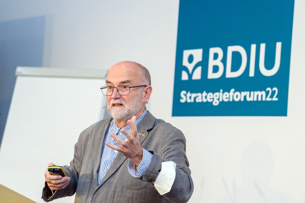 Dr. Raimar Heber, Art Director bei <a href="/dpa_infografik/">dpa-infografik</a>, begeistert beim #Strategieforum22 mit den Dos &amp; Don'ts zu #Infografiken. Zum Vertiefen unser Literaturtipp: „#Infografik: Komplexe Daten professionell visualisieren“ von Dr. Raimar Heber (Foto: Peter Himsel) #BDIU2022