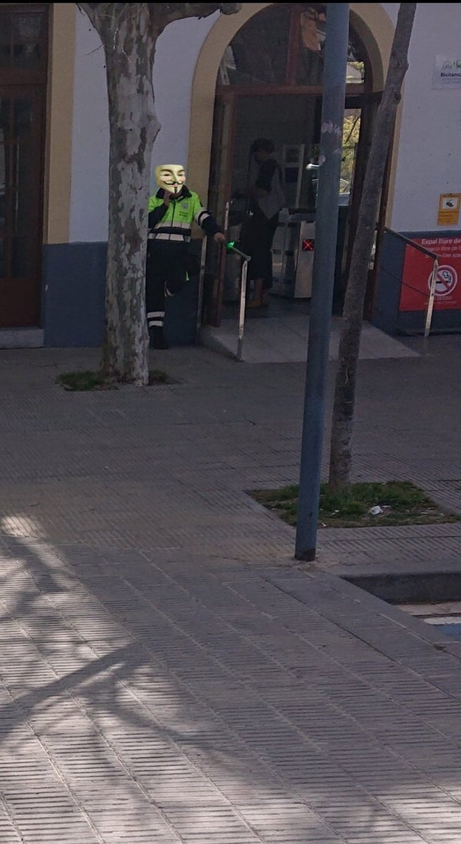 Gabriel83661601's tweet photo. @FGC Vergonzoso q este señor, ya entrado en edad se pase desde las 11:44 de la mañana hablando con el teléfono y fumándose dos cigarrillos seguidos sin atender a su trabajo, nos hemos ido de tomar café y aún estaba ahí a lo suyo, luego hay robos 😡 https://t.co/5B1ADvmeWc