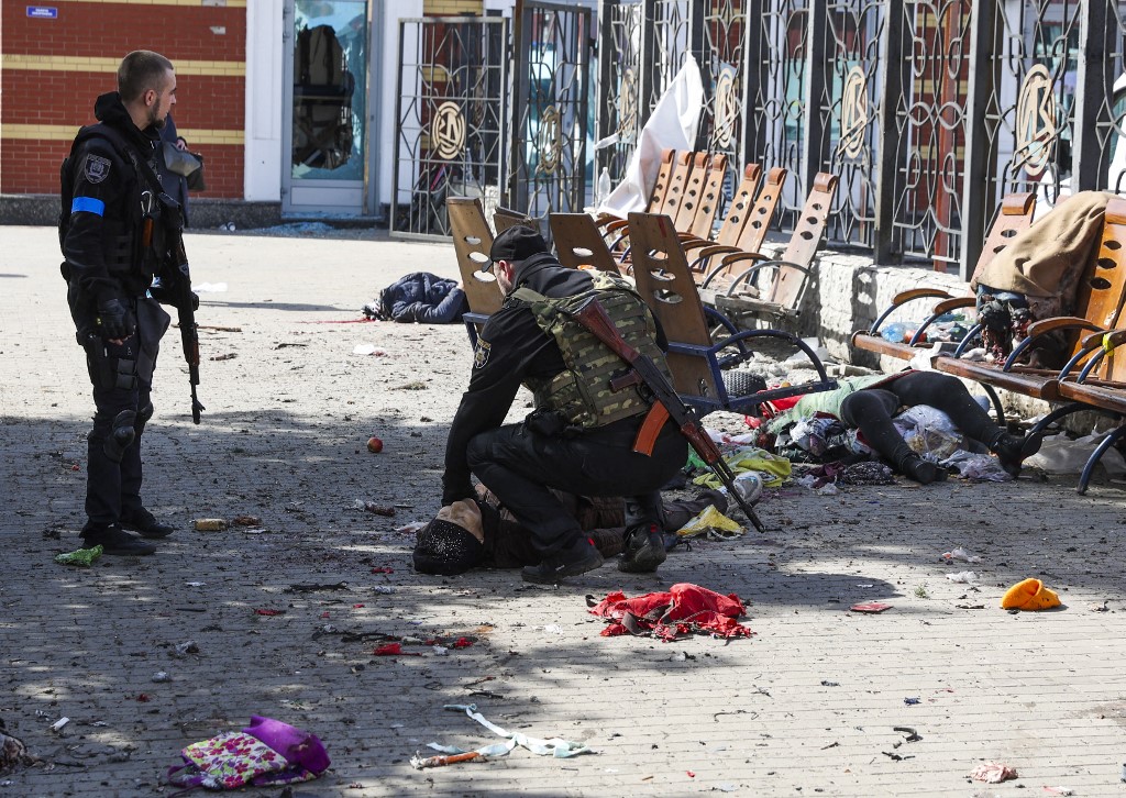 NTN24's tweet photo. #ImágenesSensibles Al menos 35 personas murieron y otras 100 resultaron heridas este viernes en un ataque con cohetes contra la estación de Kramatorsk, ciudad del este de Ucrania, donde centenares de personas esperaban un tren para salir de la región #8Abr https://t.co/NsXG9rtWka https://t.co/w5uBvmEXDu
