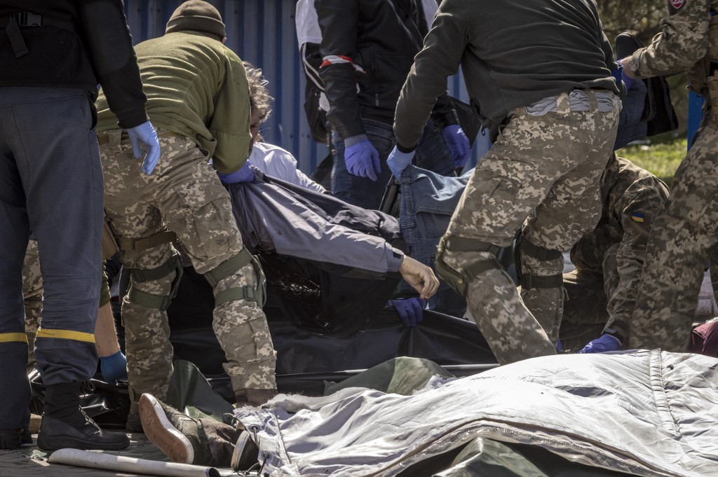 NTN24's tweet photo. #ImágenesSensibles Al menos 35 personas murieron y otras 100 resultaron heridas este viernes en un ataque con cohetes contra la estación de Kramatorsk, ciudad del este de Ucrania, donde centenares de personas esperaban un tren para salir de la región #8Abr https://t.co/NsXG9rtWka https://t.co/w5uBvmEXDu