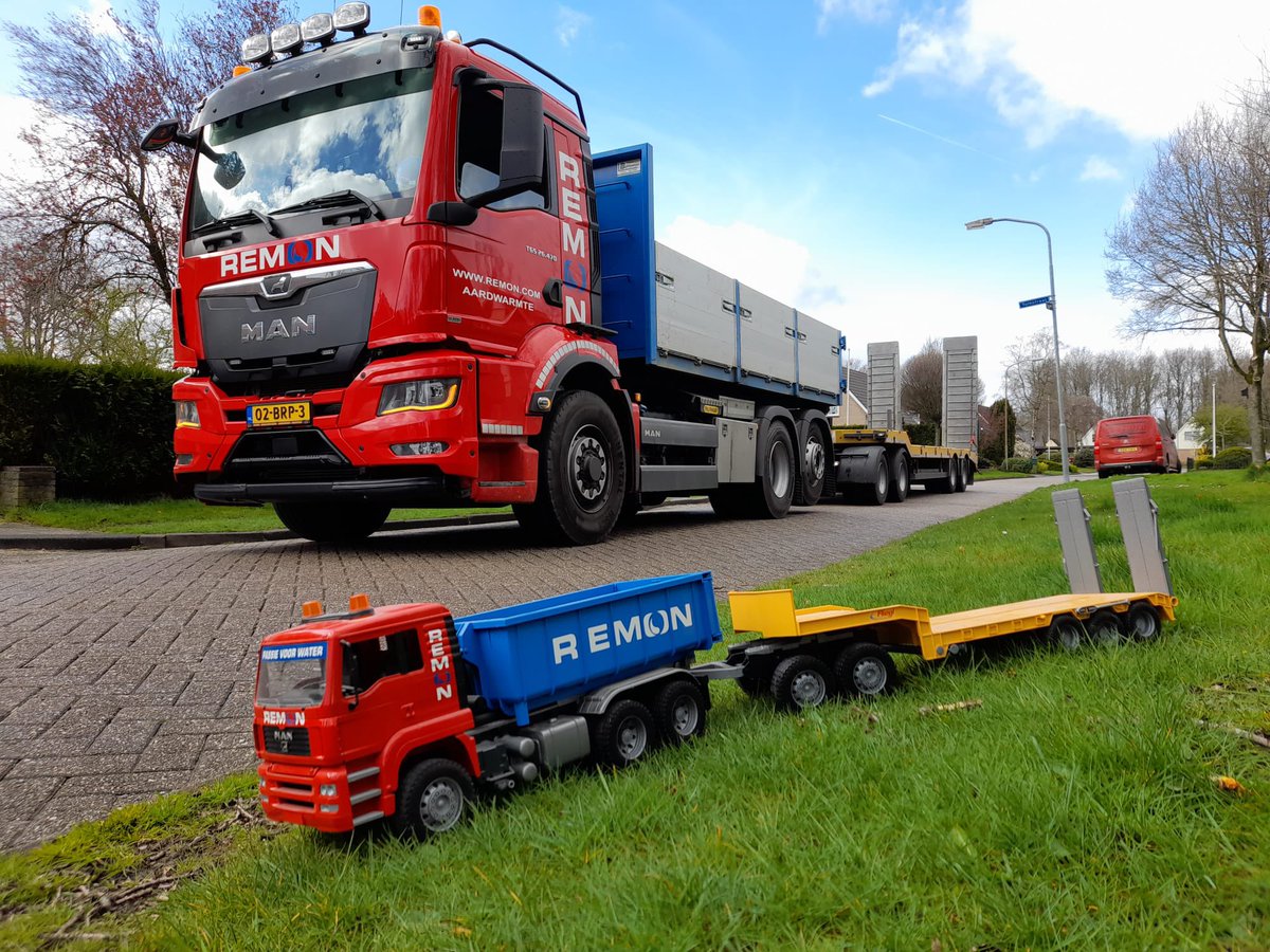 EncorBV's tweet photo. Vader en zoon Boormeester hebben de trucks weer schoon voor een nieuwe week #bodemenergie https://t.co/VqACQGIwTe