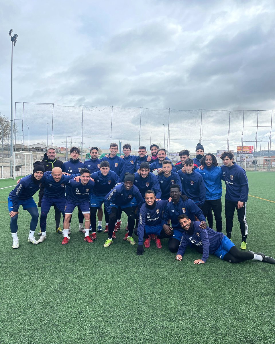 palencia_cf's tweet photo. Acabando la semana de entrenamientos con una masterclass de un gran profesional, Hugo Arroyo 💪🏻💪🏻 Muchas Gracias por tu visita!

Equipo unido y preparados para el próximo objetivo 🎯 @atletico_tordesillas 

VAMOS PALENCIA CF🟣🟣

#palenciacf #sentimoslomismo https://t.co/w11UuiVVxH